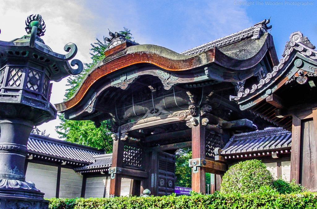 Bienvenue dans Mes Contacts Privés. La porte du temple Higashi Hongan-ji à Kyoto est ouverte.