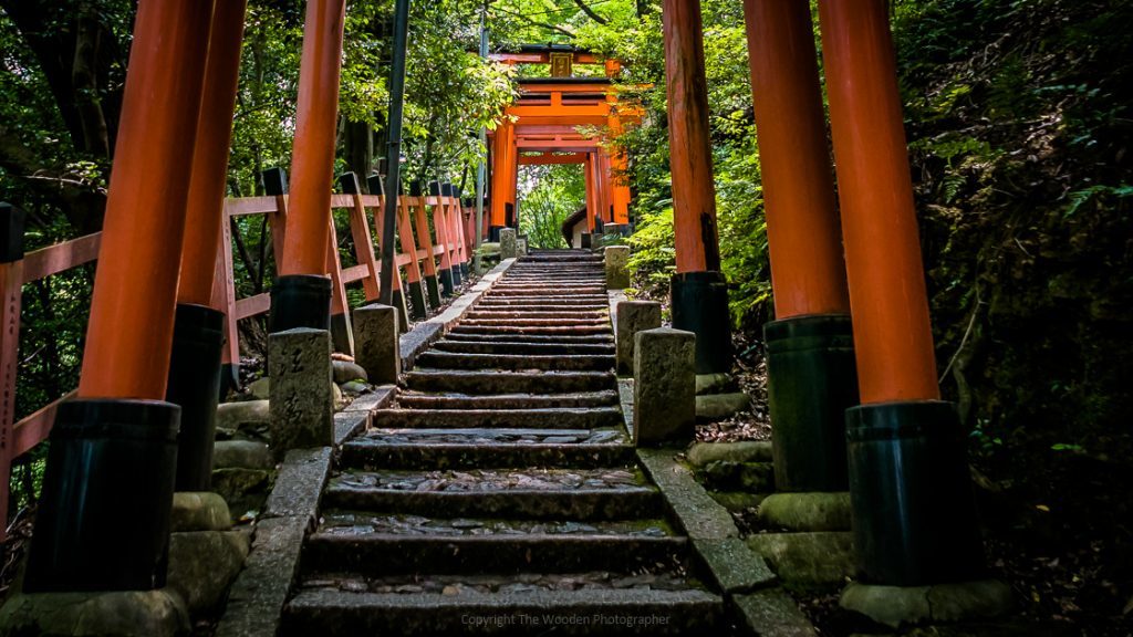 L'article sur les jours de la semaine en japonais est illustré par cette photo de Fushimi Inari-taisha (伏見稲荷大社) où se côtoient le week-end touristes étrangers et japonais.