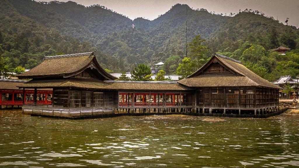 Apprendre les kanji sans craquer illustré par la photo de Miyajima.